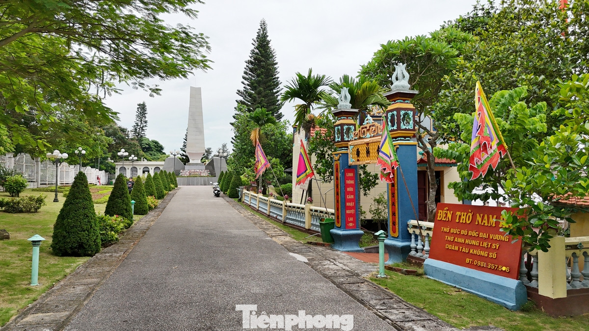Nằm ngay cạnh di tích là đền thờ Nam Hải linh thiêng, nơi đây thờ Nam Hải Thần Vương - vị tướng nhà Trần đã hy sinh vào thế kỷ XIII.
