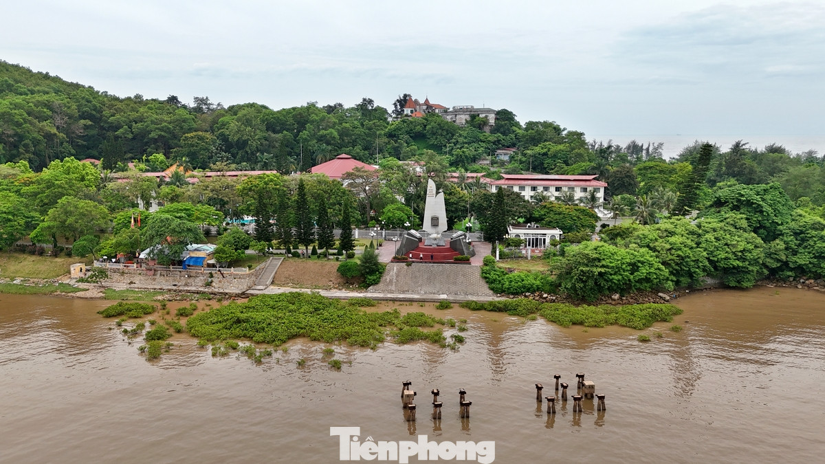 Trong cuộc kháng chiến chống Mỹ cứu nước hào hùng của nhân dân Việt Nam, cùng với đường Trường Sơn trên bộ thì lực lượng Hải quân nhân dân Việt Nam đã có hơn 14 năm làm nhiệm vụ vận tải chiến lược trên biển, vinh dự được mang tên &quot;Đường Hồ Chí Minh trên biển&quot;.