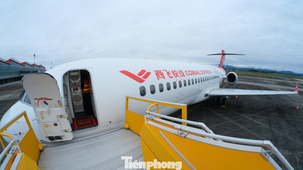 ARJ21-700 là máy bay phản lực hai động cơ với sức chứa tối đa 90 chỗ ngồi. ARJ21-700 là máy bay phản lực hai động cơ với sức chứa tối đa 90 chỗ ngồi.