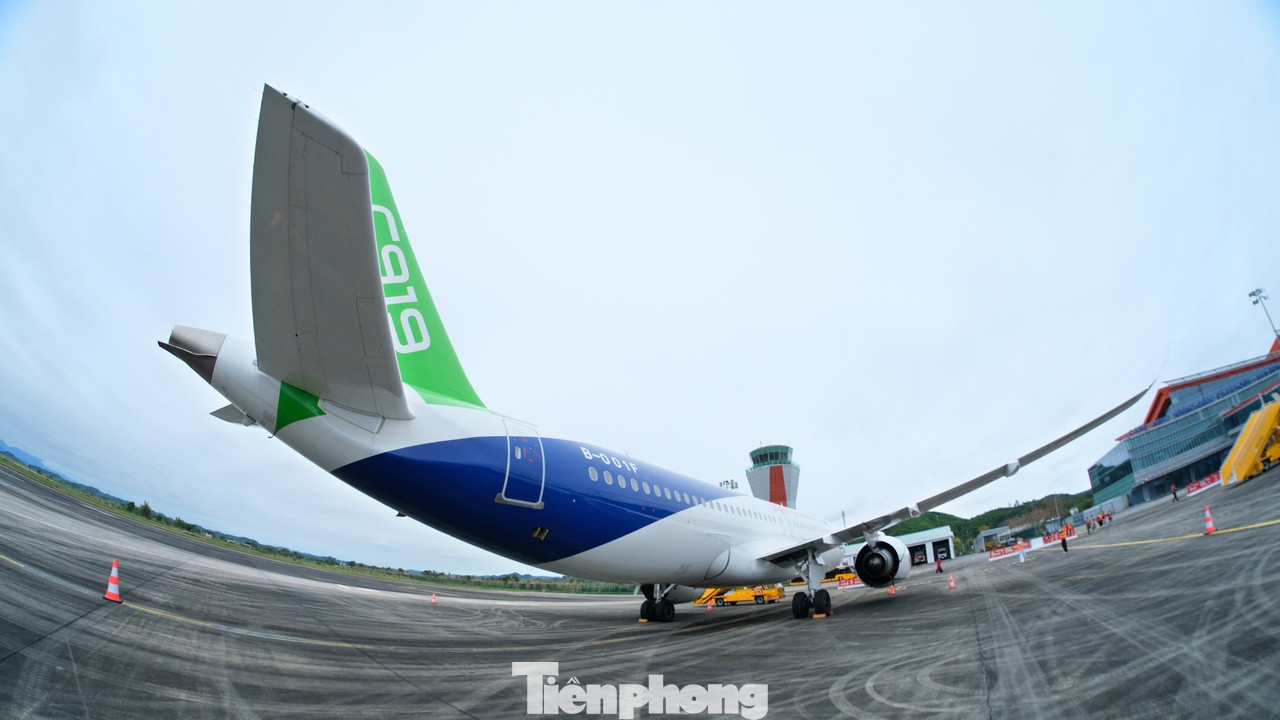 Theo lịch dự kiến, khoảng 15h hôm nay (27/2), COMAC sẽ trình diễn máy bay trên bầu trời tỉnh Quảng Ninh, khách thăm quan có thể trải nghiệm máy bay mới của Trung Quốc cũng như ngắm cảnh vịnh Hạ Long từ trên cao. Theo lịch dự kiến, khoảng 15h hôm nay (27/2), COMAC sẽ trình diễn máy bay trên bầu trời tỉnh Quảng Ninh, khách thăm quan có thể trải nghiệm máy bay mới của Trung Quốc cũng như ngắm cảnh vịnh Hạ Long từ trên cao.