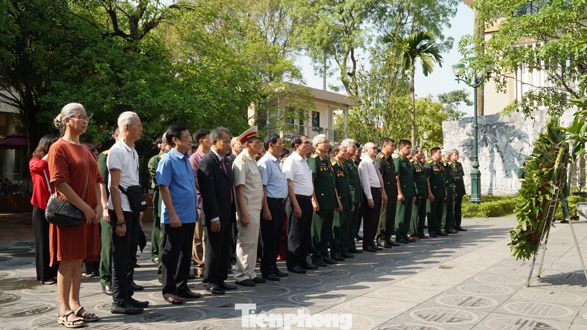 Trước đó, lễ dâng hương, dâng hoa tưởng niệm các anh hùng liệt sĩ Trường Sơn diễn ra tại đài tưởng niệm trong khuôn viên Bảo tàng Đường Hồ Chí Minh.