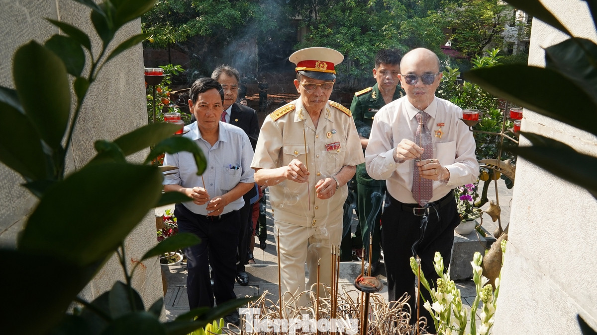 Trước đó, lễ dâng hương, dâng hoa tưởng niệm các anh hùng liệt sĩ Trường Sơn diễn ra tại đài tưởng niệm trong khuôn viên Bảo tàng Đường Hồ Chí Minh.