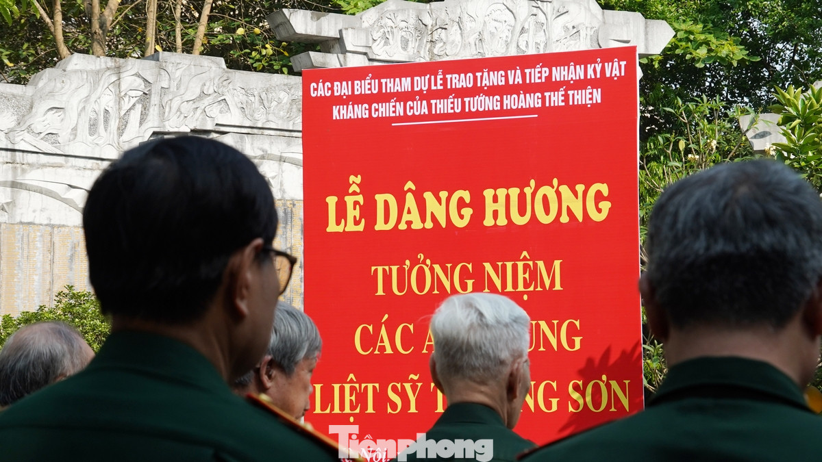 Trước đó, lễ dâng hương, dâng hoa tưởng niệm các anh hùng liệt sĩ Trường Sơn diễn ra tại đài tưởng niệm trong khuôn viên Bảo tàng Đường Hồ Chí Minh.