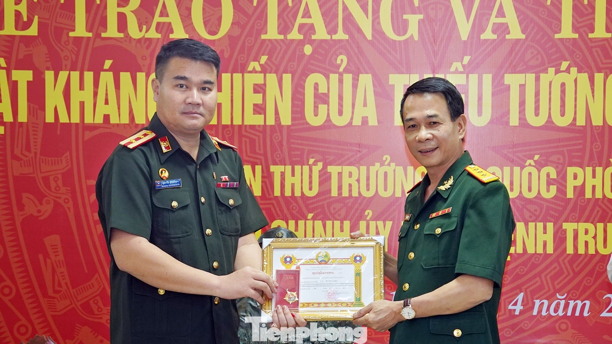 Đại diện ĐSQ Lào tại Việt Nam, Trung tá Sulaxay Sucsengta, Phó trưởng phòng Tùy viên quốc phòng CHDCND Lào tại Việt Nam trao hiện vật Huân chương Anh dũng hạng Nhất do nước CHDCND Lào truy tặng Thiếu tướng Hoàng Thế Thiện tới Bảo tàng Đường Hồ Chí Minh.