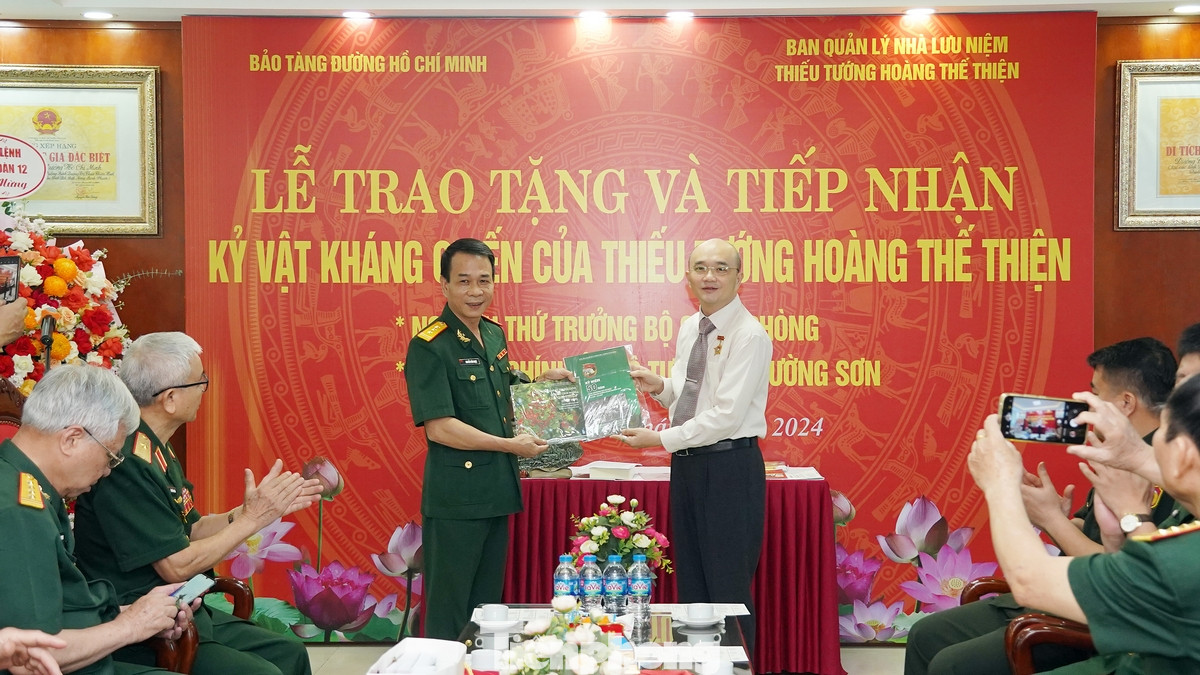 Ông Hoàng Anh Thi - con trai cố Thiếu tướng Hoàng Thế Thiện - trao tặng kỷ vật kháng chiến của thân phụ cho Giám đốc Bảo tàng Đường Hồ Chí Minh.