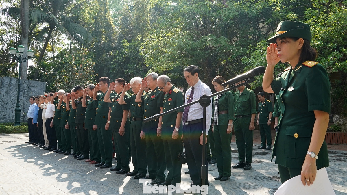 Trước đó, lễ dâng hương, dâng hoa tưởng niệm các anh hùng liệt sĩ Trường Sơn diễn ra tại đài tưởng niệm trong khuôn viên Bảo tàng Đường Hồ Chí Minh.