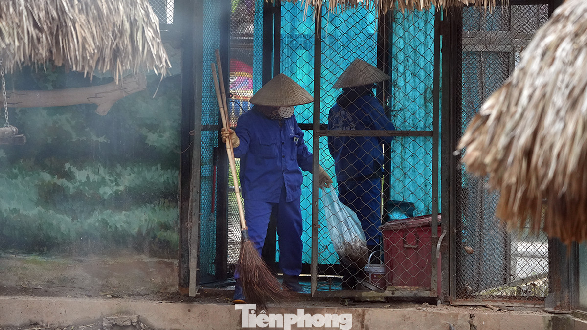 Công tác vệ sinh chuồng nuôi luôn được thực hiện hàng ngày để tránh ảnh hưởng đến sức khỏe của các loài động vật được nuôi tại vườn thú Hà Nội.