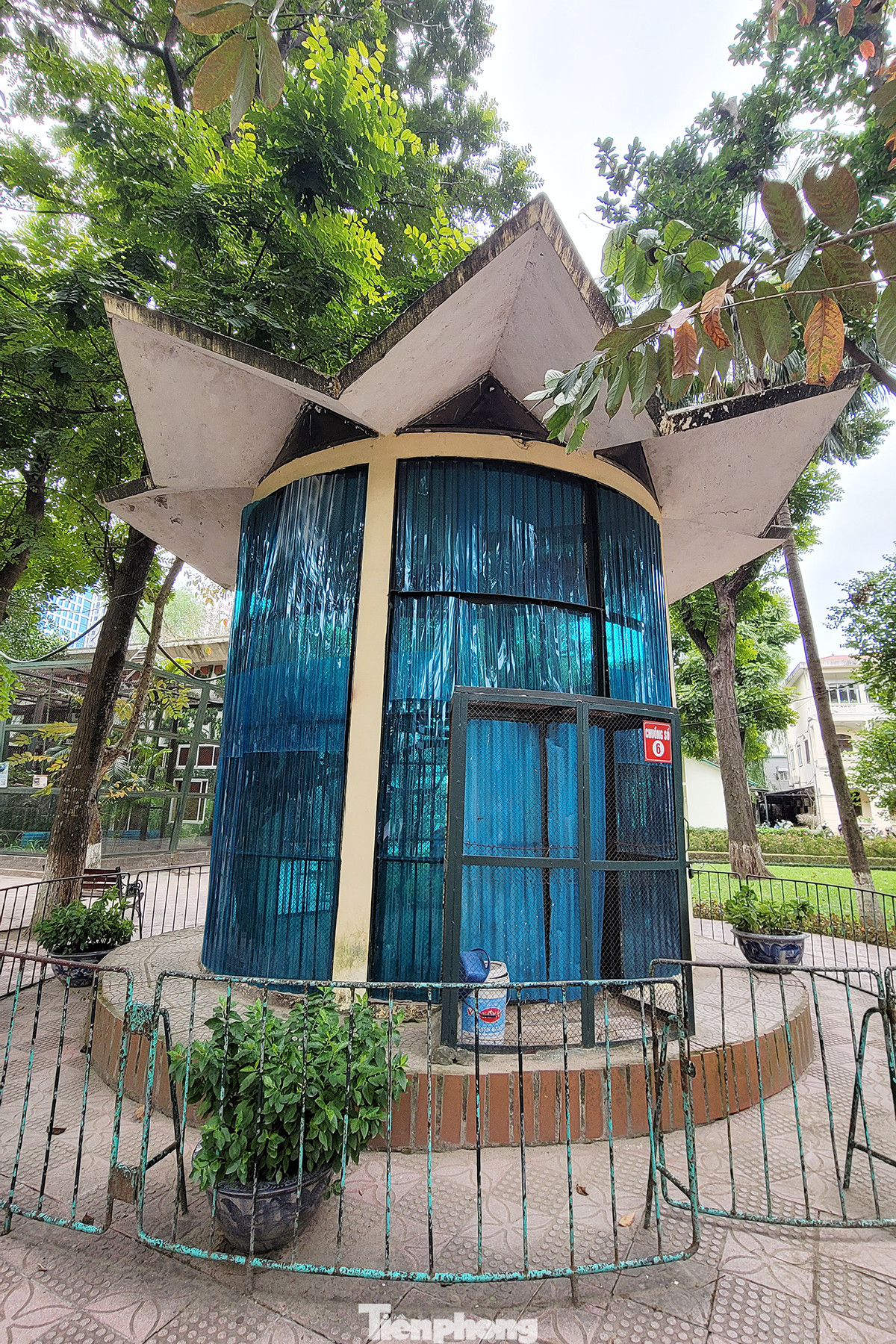 Những chuồng chim và động vật có cánh đều được quây kín để tránh gió.