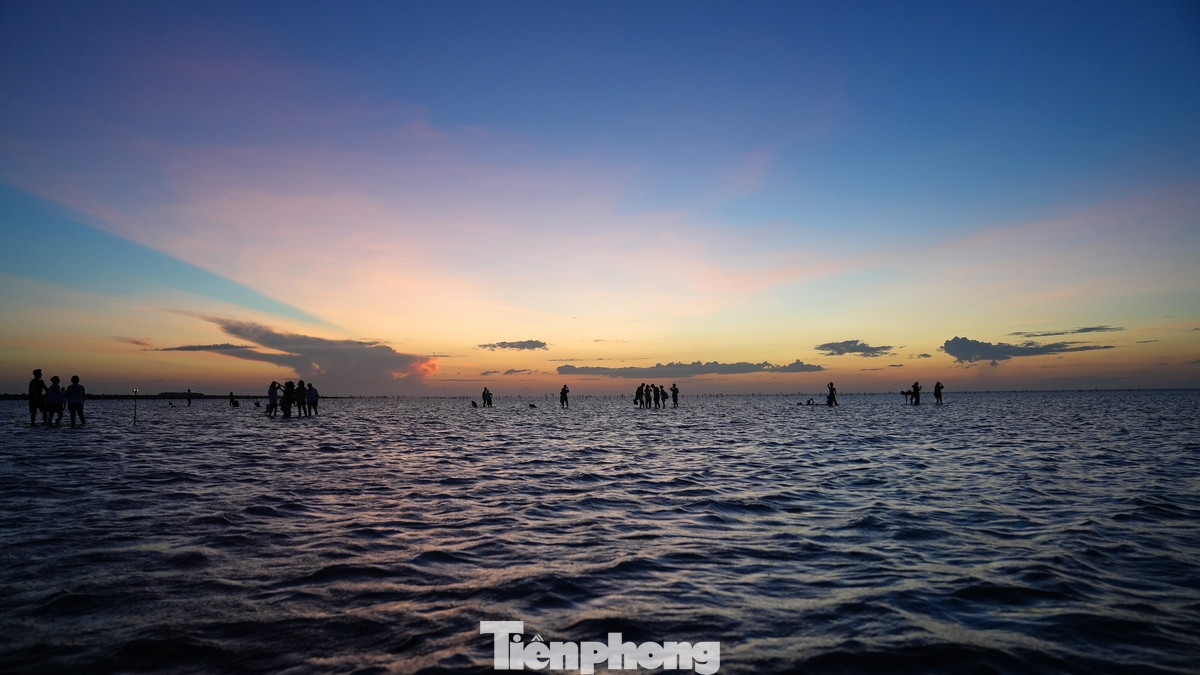 Vài năm trở lại đây, vùng biển Quang Lang này thu hút giới nhiếp ảnh gia và du khách bởi cảnh đẹp kỳ ảo mỗi buổi sáng sớm bình minh.