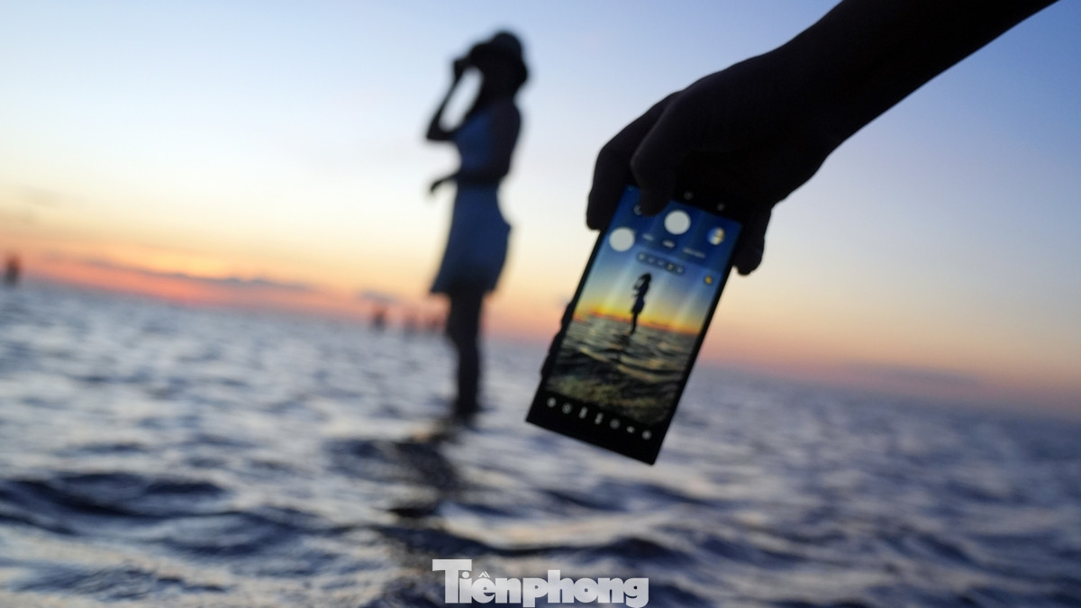 Tạo dáng dưới ánh sáng bình minh để có những khuôn hình đẹp nhất.