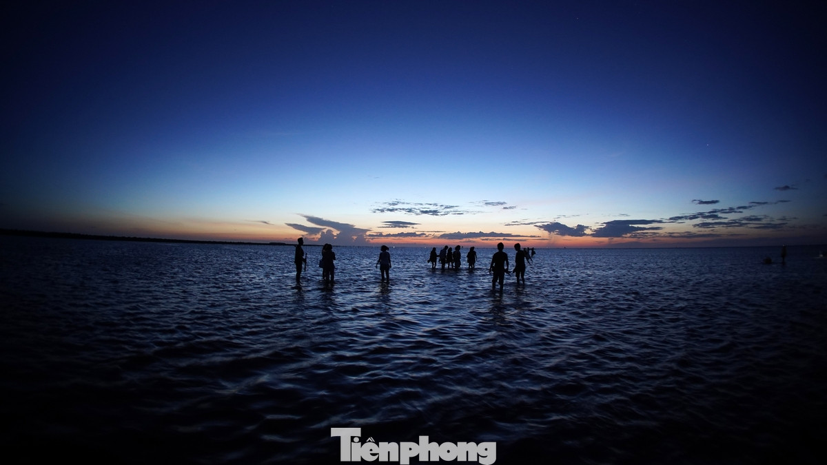 Ngày thời điểm khoảng gần 5h sáng, đã rất đông người có mặt tại địa danh được gọi là 'biển vô cực' tại khu vực biển Quang Lang của xã Thụy Hải (huyện Thái Thụy, tỉnh Thái Bình).