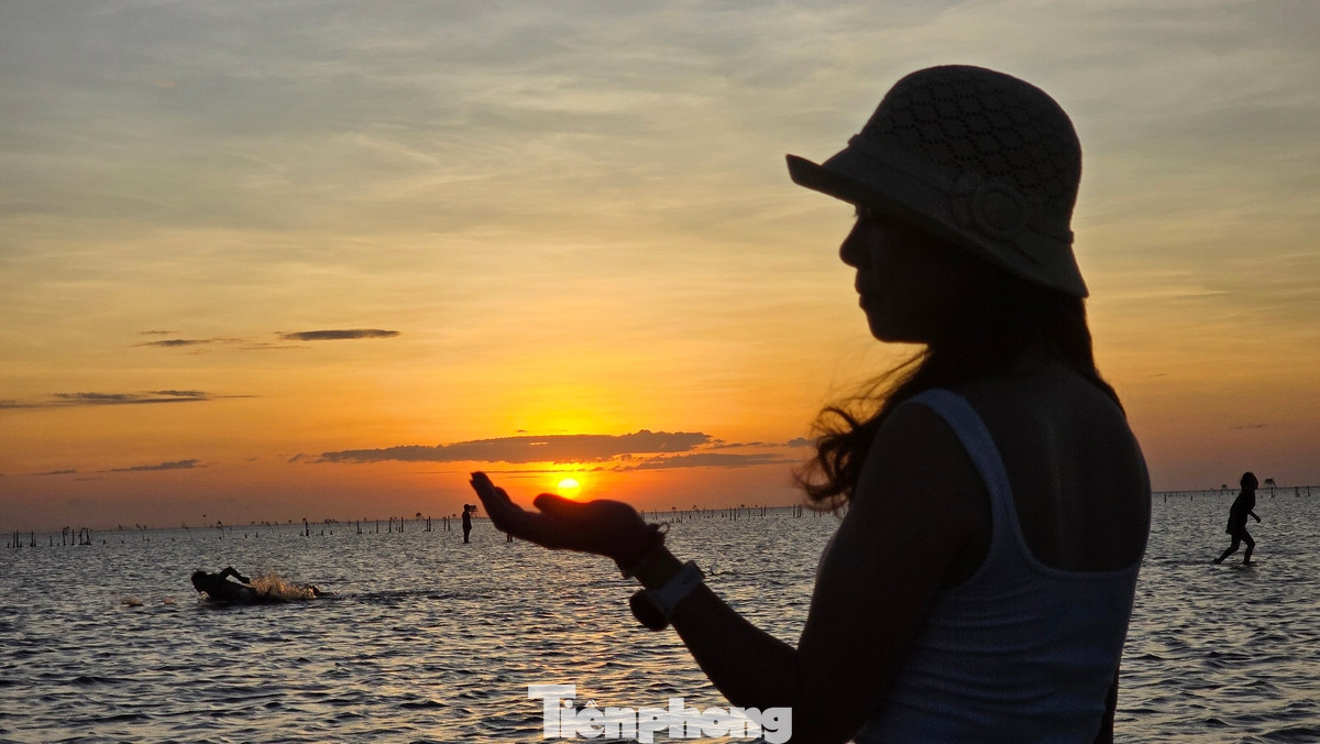 Một số người chỉ còn cách chụp hình với mặt trời rực đỏ xuất hiện ở cuối chân trời vào thời điểm bình minh xuất hiện.