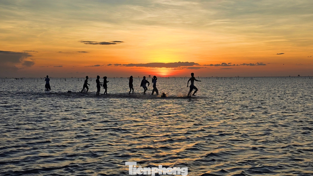 Sớm bình minh ở 'biển vô cực' khi nước cạn, mặt biển là một lớp nước mỏng khoảng đến mắt cá chân khiến nơi đây như một tấm gương khổng lồ phản chiếu bầu trời, cảnh vật. Tuy nhiên nhiều người cũng phải thất vọng nếu không may mắn gặp đúng vào ngày có gió khiến mặt nước xao động.