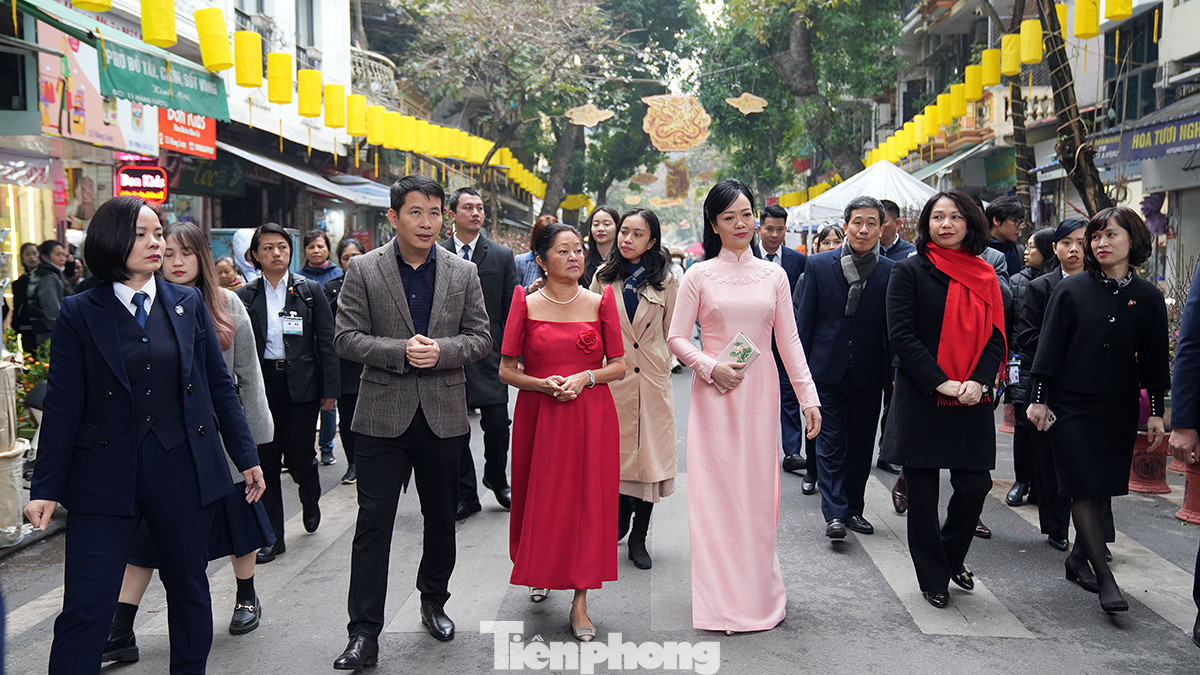 Phu nhân Chủ tịch nước, bà Phan Thị Thanh Tâm và Phu nhân Tổng thống Philippines, bà Louise Araneta Marcos tham quan chợ hoa Tết Hàng Lược.