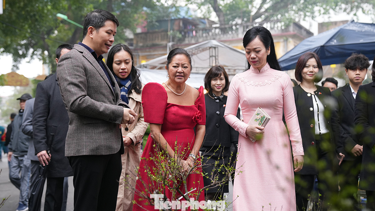 Chợ hoa Hàng Lược là một trong những chợ hoa lâu đời và in đậm nét văn hóa của người dân Hà Nội mỗi khi Tết đến Xuân về.