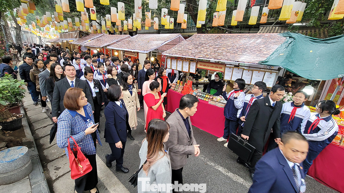 Phu nhân Chủ tịch nước, bà Phan Thị Thanh Tâm và Phu nhân Tổng thống Philippines, bà Louise Araneta Marcos tìm hiểu về các nét văn hóa ngày Tết của Việt Nam qua các gian hàng trưng bày tại phố đi bộ Phùng Hưng (Hà Nội).