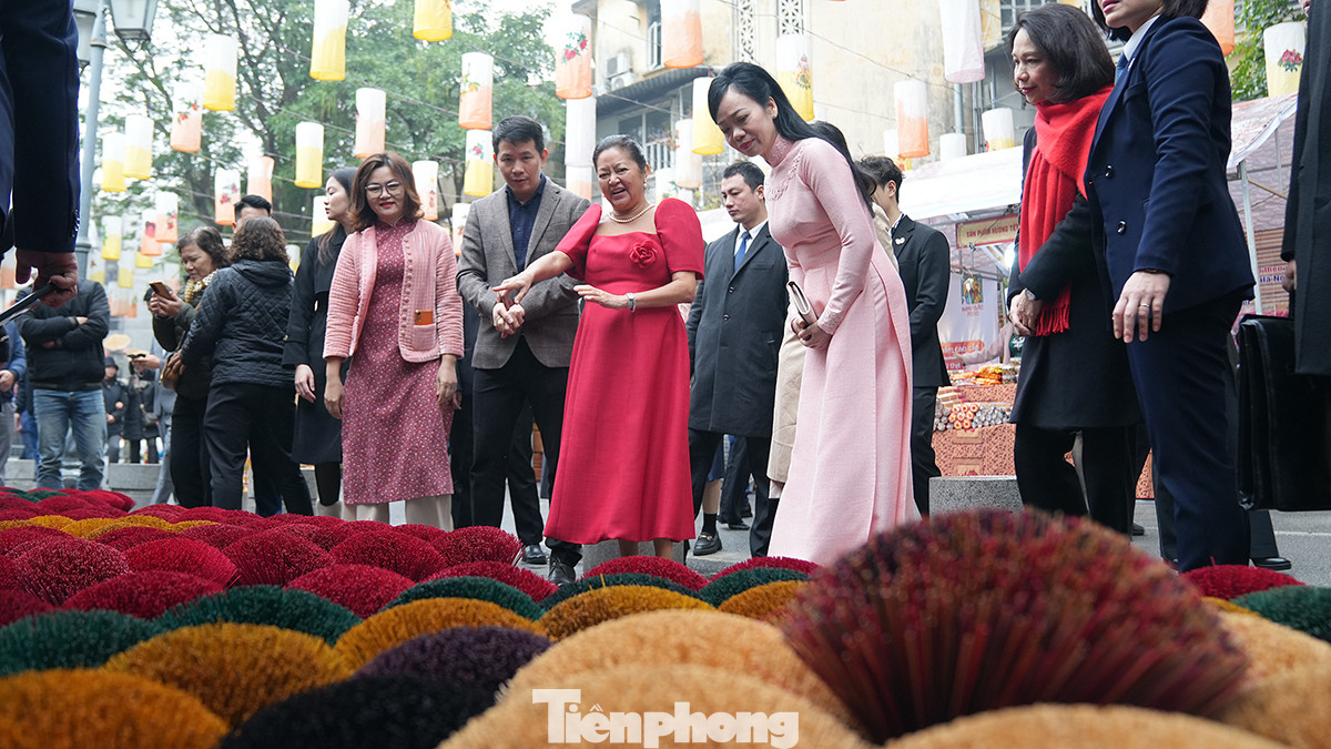Phu nhân Chủ tịch nước, bà Phan Thị Thanh Tâm và Phu nhân Tổng thống Philippines, bà Louise Araneta Marcos tìm hiểu về các nét văn hóa ngày Tết của Việt Nam qua các gian hàng trưng bày tại phố đi bộ Phùng Hưng (Hà Nội).