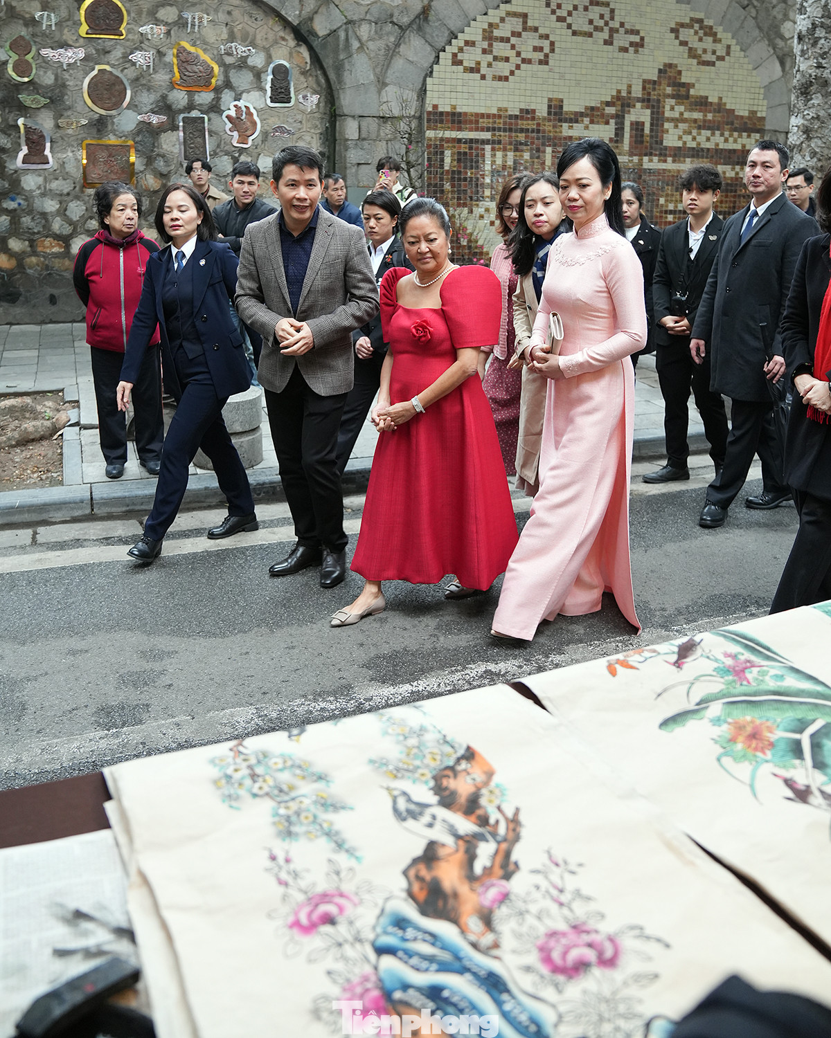 Phu nhân Chủ tịch nước, bà Phan Thị Thanh Tâm và Phu nhân Tổng thống Philippines, bà Louise Araneta Marcos tìm hiểu về các nét văn hóa ngày Tết của Việt Nam qua các gian hàng trưng bày tại phố đi bộ Phùng Hưng (Hà Nội).