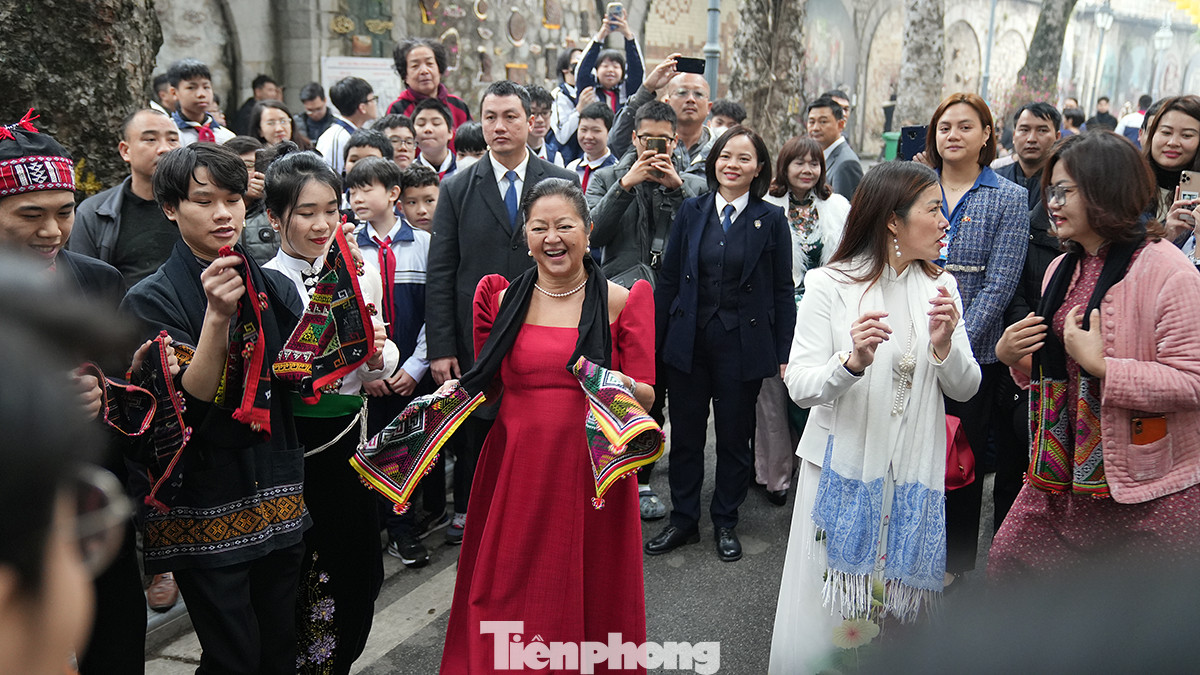 Nhiều người dân Hà Nội đã có mặt để chào đón Phu nhân Chủ tịch nước, bà Phan Thị Thanh Tâm và Phu nhân Tổng thống Philippines, bà Louise Araneta Marcos. Hai Phu nhân nắm tay nhảy điệu múa truyền thống của người Việt Nam cùng người dân trên phố Phùng Hưng.