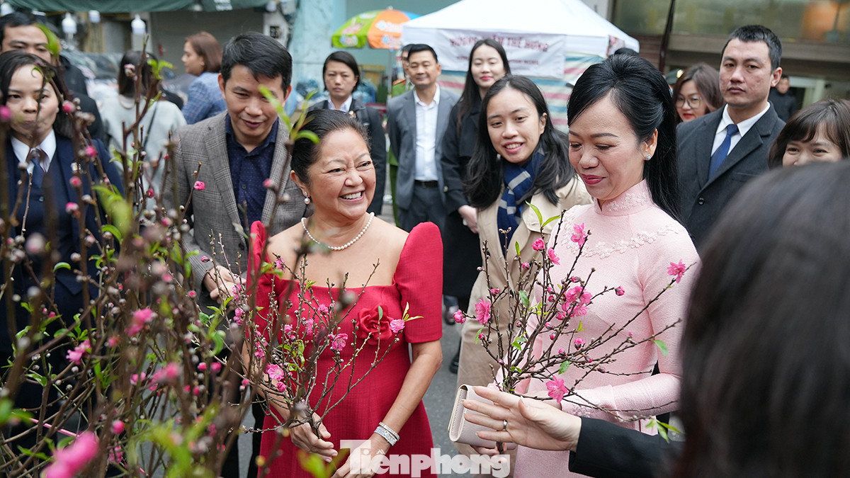 Phu nhân Chủ tịch nước, bà Phan Thị Thanh Tâm và Phu nhân Tổng thống Philippines, bà Louise Araneta Marcos nhận cành hoa đào Nhật Tân từ người dân Hà Nội tặng.