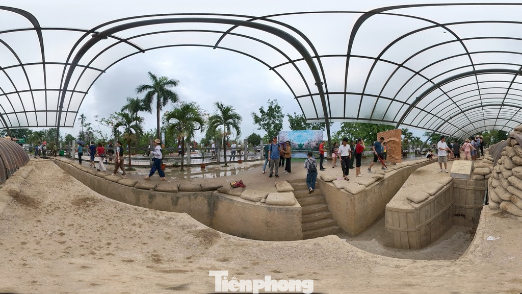 Hầm Đờ Cát tọa lạc ở vị trí trung tâm của "lòng chảo" căn cứ điểm Điện Biên Phủ, thuộc cánh đồng Mường Thanh, cách đồi A1 chừng 1,5 km về hướng Tây Bắc. Hầm Đờ Cát là một trong trong 23 di tích lịch sử đặc biệt của quốc gia