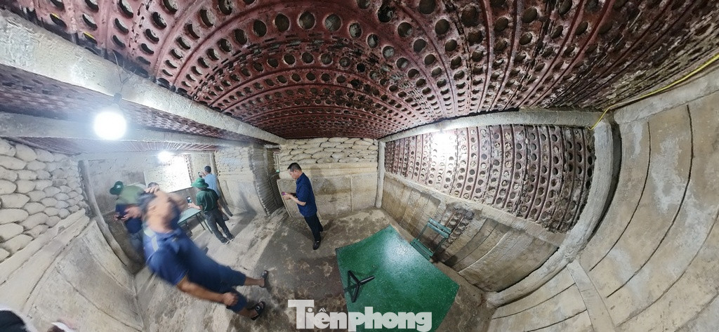 Tại căn hầm này, tướng Đờ Cát đã tiếp đón nhiều quan chức cấp cao như Thủ tướng Pháp Joseph Laniel, Tổng thống Mỹ cũng như các nhà báo quốc tế.