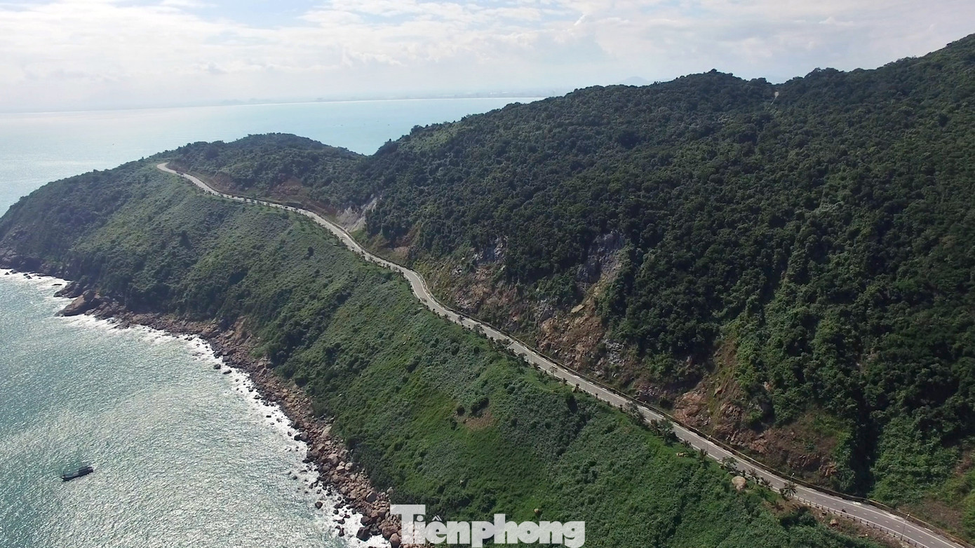 Về lịch sử bán đảo Sơn Trà, từ xa xưa, nơi đây là khu vực đảo nổi với 3 ngọn núi. Nhờ dòng nước biển ven bờ mang phù sa theo thời gian đã bồi đắp lên 3 ngọn núi này thành dải đất chạy từ đất liền ra ngoài đảo, từ đó, hình thành lên bán đảo.