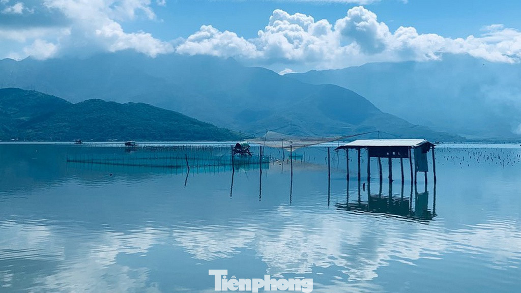 Đầm Lập An có diện tích hơn 800 ha mặt nước và là kế sinh nhai của gần một vạn dân dưới chân đèo Hải Vân. Nhưng không một ai trong số những cư dân hiện tại đang sống quanh đầm Lập An tường tận về gốc tích của con đầm này.