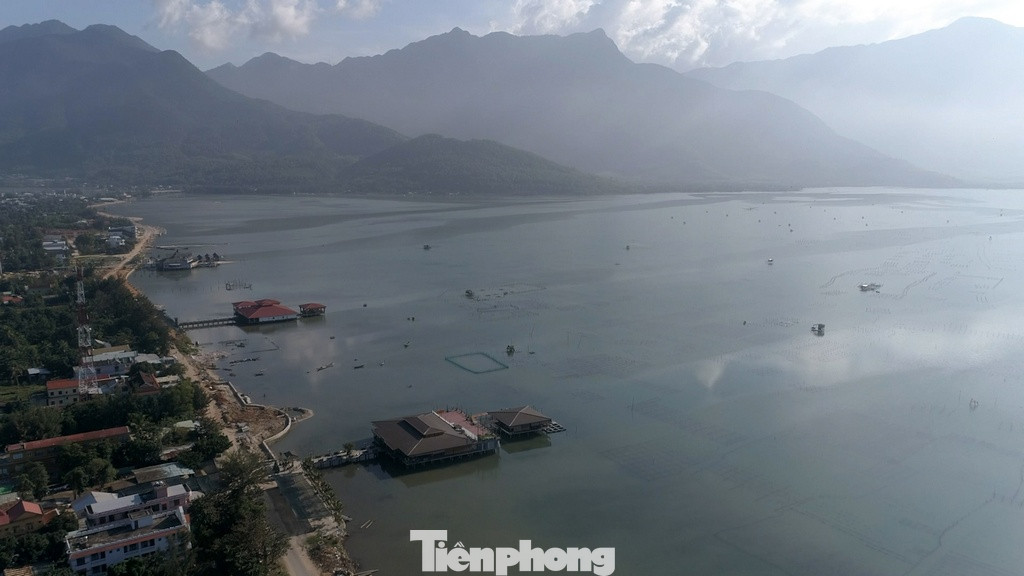 Vào mỗi thời điểm khác nhau thì đầm Lập An Huế lại mang những vẻ đẹp khác nhau. Đặc biệt, vào khoảng thời gian từ tháng 4 đến tháng 7, khí trời trong xanh, ít mưa nhiều nắng sẽ khiến cho non nước nơi đây càng thêm lung linh huyền ảo.