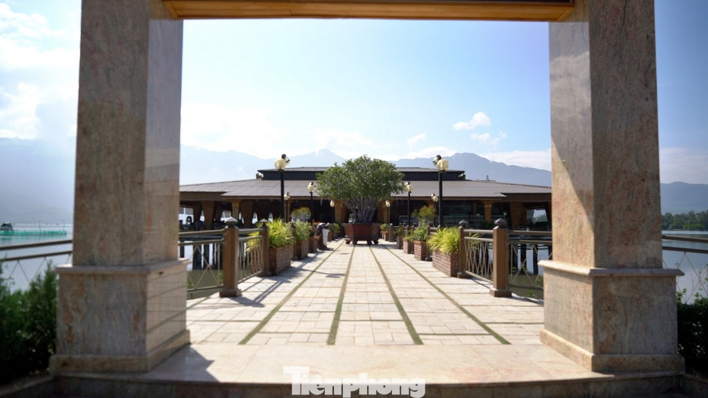 Ẩm thực tại đây cũng là một điểm nhấn đáng chú ý. Chính nhờ thủy văn thuận lợi mà đầm nước lợ này đã sinh ra nghề khai thác và nuôi hàu sữa nổi tiếng. Hàu được nuôi bằng một phương thức khá đặc biệt: Nuôi cấy trên chính những chiếc lốp xe cũ và buộc vào sào tre. Dọc con đường chạy quanh co bên đầm là những sạp bán hàu sữa và nhiều loại thủy sản khác còn tươi sống được đánh bắt ngay tại khu vực đầm Lập An.