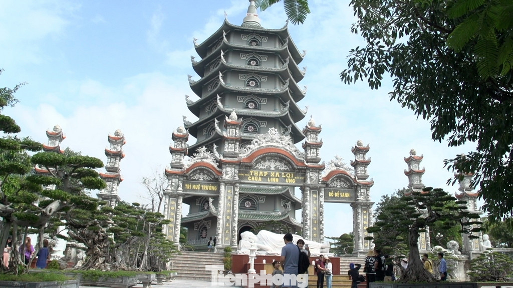 Bên cạnh việc đi lễ chùa, du khách cũng có thể chiêm ngưỡng vẻ đẹp của thiên nhiên, đất trời tại đây và cầu nguyện cho một cuộc sống hạnh phúc, tài lộc. Bên cạnh việc đi lễ chùa, du khách cũng có thể chiêm ngưỡng vẻ đẹp của thiên nhiên, đất trời tại đây và cầu nguyện cho một cuộc sống hạnh phúc, tài lộc.