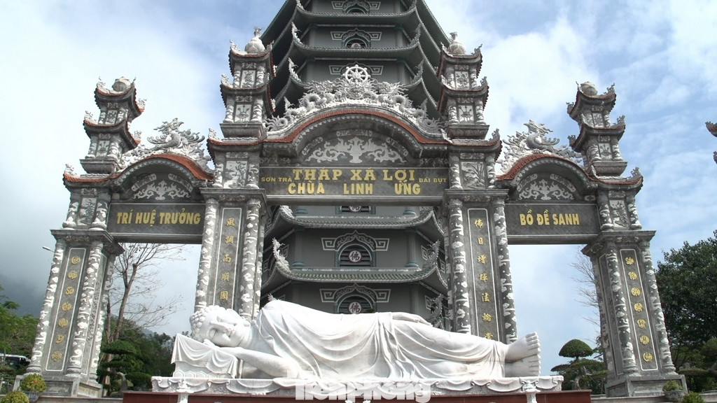 Ngoài bức tượng Phật Quan Âm, hiện tại chùa còn có bức tượng Phật nằm được rất nhiều Phật tử và du khách ghé thăm. Ngoài bức tượng Phật Quan Âm, hiện tại chùa còn có bức tượng Phật nằm được rất nhiều Phật tử và du khách ghé thăm.