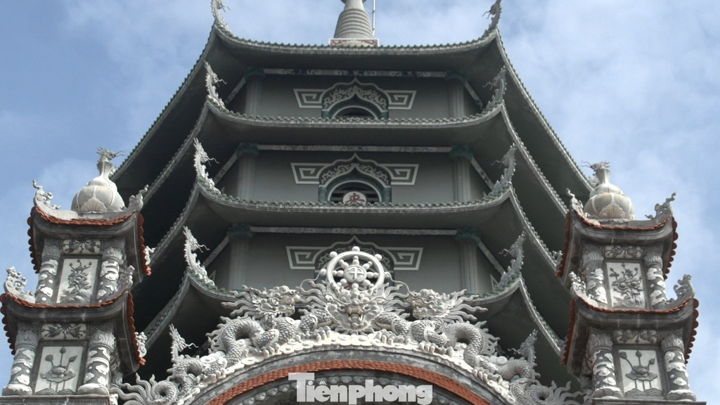 Bên cạnh việc đi lễ chùa, du khách cũng có thể chiêm ngưỡng vẻ đẹp của thiên nhiên, đất trời tại đây và cầu nguyện cho một cuộc sống hạnh phúc, tài lộc. Bên cạnh việc đi lễ chùa, du khách cũng có thể chiêm ngưỡng vẻ đẹp của thiên nhiên, đất trời tại đây và cầu nguyện cho một cuộc sống hạnh phúc, tài lộc.