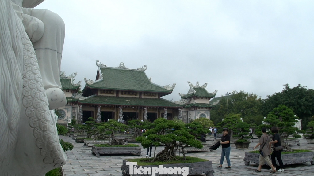 Chùa Linh Ứng Đà Nẵng nằm tại các điểm như Ngũ Hành Sơn, Bà Nà - Núi Chùa và Bãi Bụt - Bán đảo Sơn Trà. Chùa Linh Ứng Đà Nẵng nằm tại các điểm như Ngũ Hành Sơn, Bà Nà - Núi Chùa và Bãi Bụt - Bán đảo Sơn Trà.