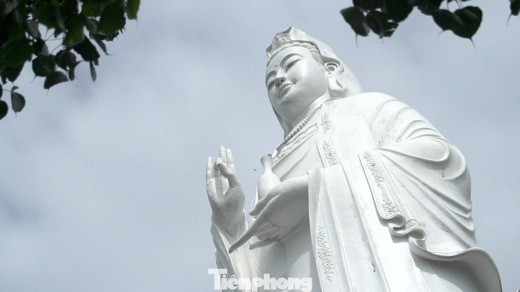 Chùa Linh Ứng hiện là nơi có bức tượng Phật Quan Âm cao nhất Việt Nam. Chùa Linh Ứng hiện là nơi có bức tượng Phật Quan Âm cao nhất Việt Nam.