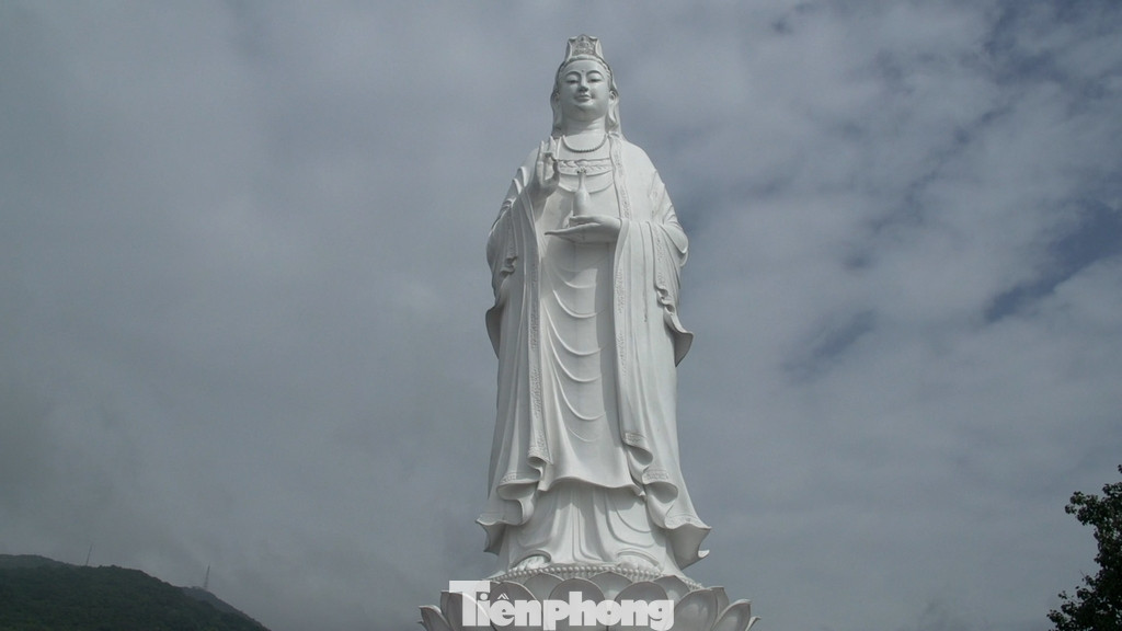 Chùa Linh Ứng hiện là nơi có bức tượng Phật Quan Âm cao nhất Việt Nam. Chùa Linh Ứng hiện là nơi có bức tượng Phật Quan Âm cao nhất Việt Nam.