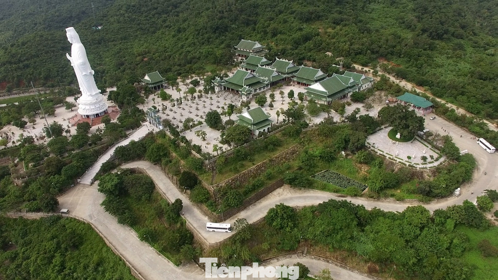 Toàn cảnh chùa Linh Ứng Đà Nẵng nhìn từ trên cao với sự nổi bật của bức tượng Phật Quan Âm cao lừng lững giữa thiên nhiên. Toàn cảnh chùa Linh Ứng Đà Nẵng nhìn từ trên cao với sự nổi bật của bức tượng Phật Quan Âm cao lừng lững giữa thiên nhiên.