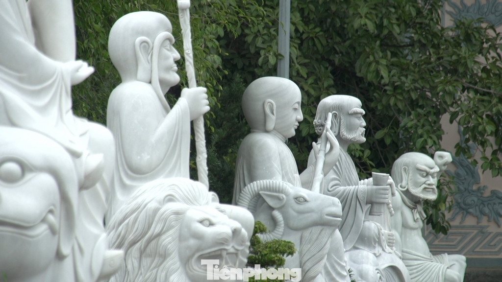 Chùa Linh Ứng Đà Nẵng được xem là chốn linh thiêng bậc nhất tại đây, là nơi mọi người có thể đến và cầu nguyện cho một cuộc sống yên bình, hạnh phúc. Chùa Linh Ứng Đà Nẵng được xem là chốn linh thiêng bậc nhất tại đây, là nơi mọi người có thể đến và cầu nguyện cho một cuộc sống yên bình, hạnh phúc.