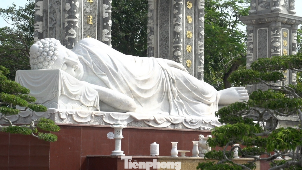 Ngoài bức tượng Phật Quan Âm, hiện tại chùa còn có bức tượng Phật nằm được rất nhiều Phật tử và du khách ghé thăm. Ngoài bức tượng Phật Quan Âm, hiện tại chùa còn có bức tượng Phật nằm được rất nhiều Phật tử và du khách ghé thăm.