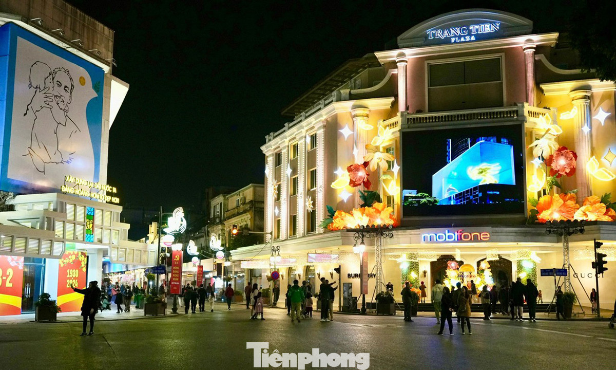 Từ khoảng 19h ngày 30 Tết (9/2), nhiều người dân đổ về khu vực hồ Gươm chờ xem bắn pháo hoa đón giao thừa, chào năm mới Giáp Thìn 2024.