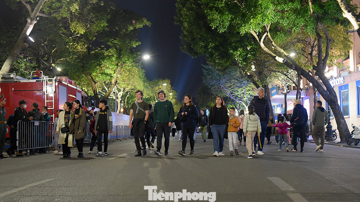 Càng về khuya, khu vực phố đi bộ quanh Hồ Hoàn Kiếm càng trở nên đông đúc khi mọi người đổ về đây chờ đợi chiêm ngưỡng màn pháo hoa đón chào năm mới.