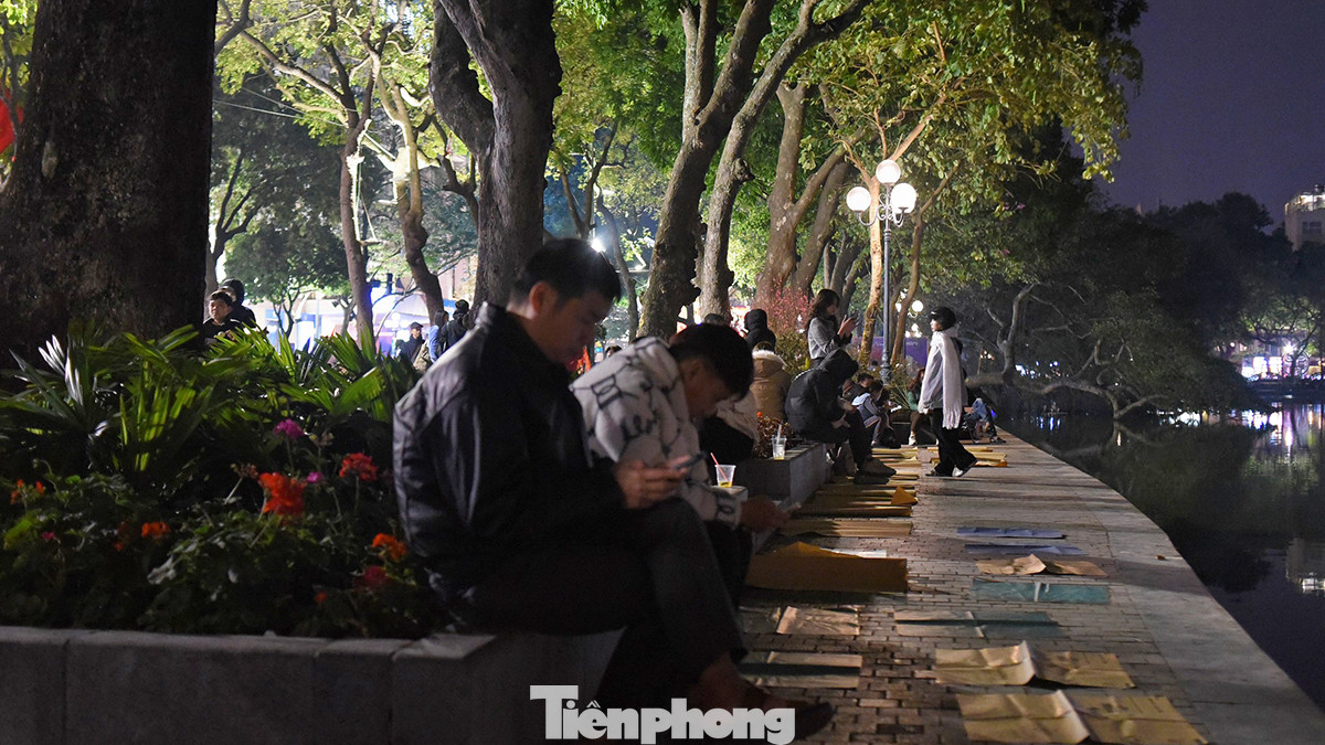 Khu vực quanh Hồ Gươm, nhiều gia đình đã "xí chỗ" trước cả vài tiếng đồng hồ để chờ màn pháo hoa.