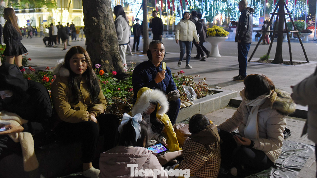 Khu vực quanh Hồ Gươm, nhiều gia đình đã "xí chỗ" trước cả vài tiếng đồng hồ để chờ màn pháo hoa.