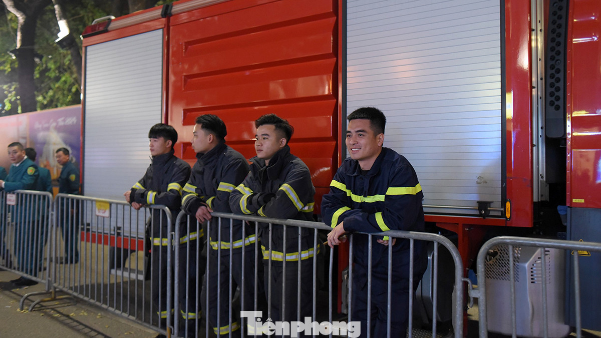 Lực lượng quân đội, Công an phường Hàng Trống, Công an quận Hoàn Kiếm cùng lực lượng phòng cháy chữa cháy bảo vệ trận địa pháo hoa đêm giao thừa bên Hồ Hoàn Kiếm.