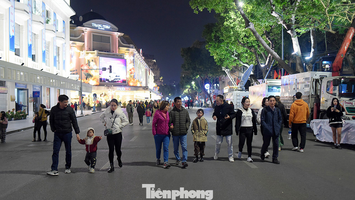 Càng về khuya, khu vực phố đi bộ quanh Hồ Hoàn Kiếm càng trở nên đông đúc khi mọi người đổ về đây chờ đợi chiêm ngưỡng màn pháo hoa đón chào năm mới.