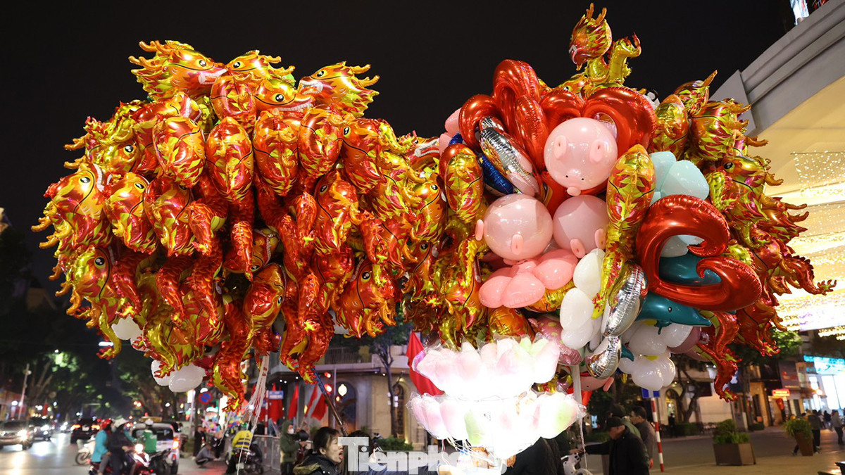 Những chùm bóng bay với hình linh vật rồng rực rỡ ở khu vực quanh hồ Gươm