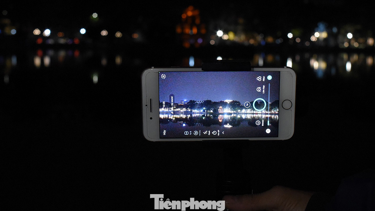 Nhiều người đã sẵn sàng các thiết bị ghi hình để lưu lại những khoảnh khắc pháo hoa đêm Giao thừa.