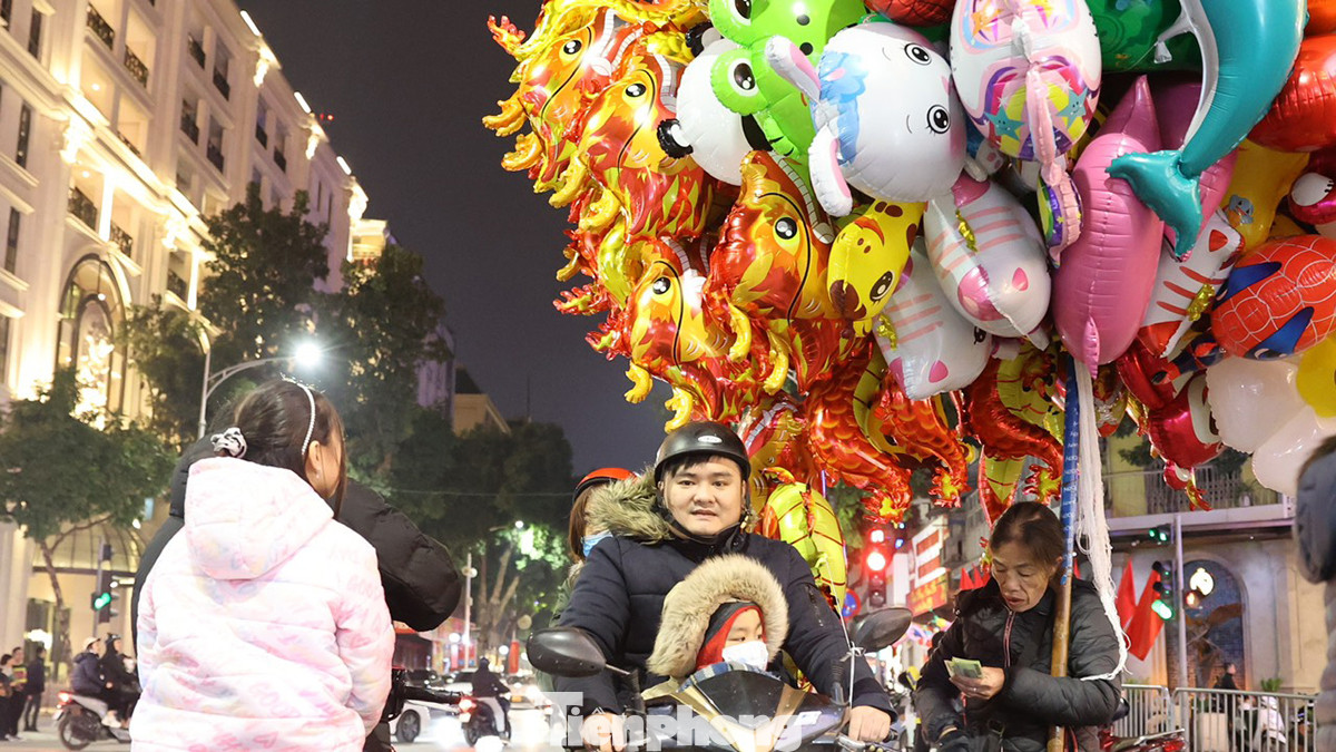 Những chùm bóng bay với hình linh vật rồng rực rỡ ở khu vực quanh hồ Gươm