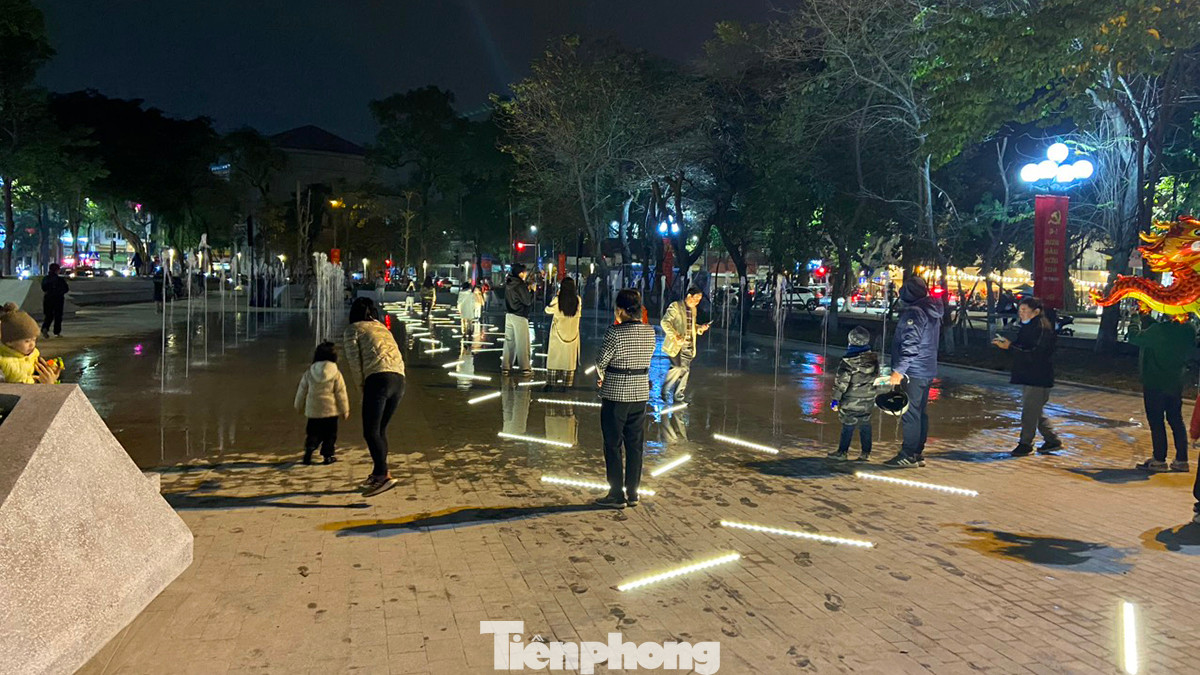 Vườn hoa Vạn Xuân (hay còn gọi là Vườn hoa Hàng Đậu) - điểm vui chơi mới của trẻ em, giới trẻ và người dân Thủ đô mới được chỉnh trang trước thềm năm mới.