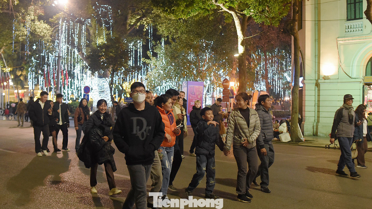 Càng về khuya, khu vực phố đi bộ quanh Hồ Hoàn Kiếm càng trở nên đông đúc khi mọi người đổ về đây chờ đợi chiêm ngưỡng màn pháo hoa đón chào năm mới.